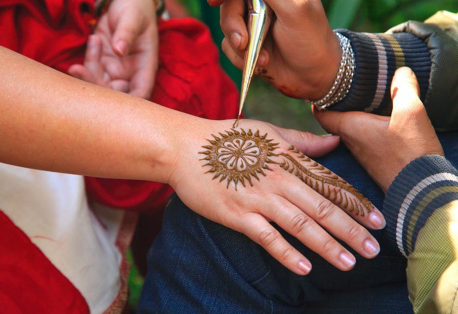 “The Cultural Significance of Henna in Arab Societies: Drawing Parallels with Leadership Indelibility”